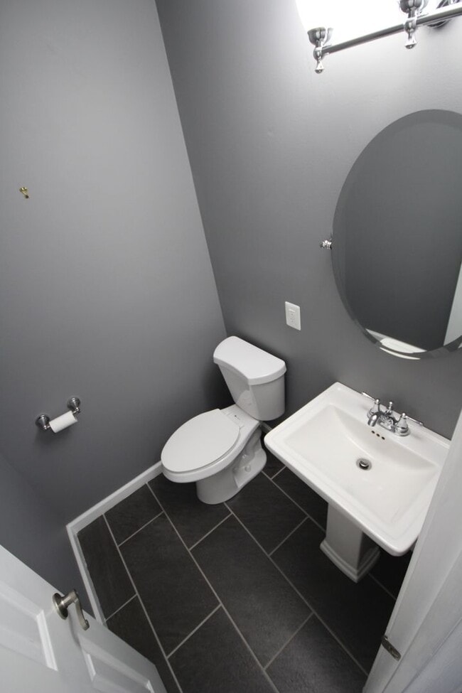 Foto del edificio - *Available Now* Upgraded End Unit Townhome...