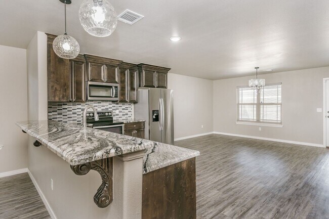 Building Photo - 4 BEDROOM!!! Located in River Road