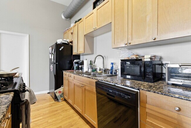 Foto del edificio - 1735 W Diversey Pkwy