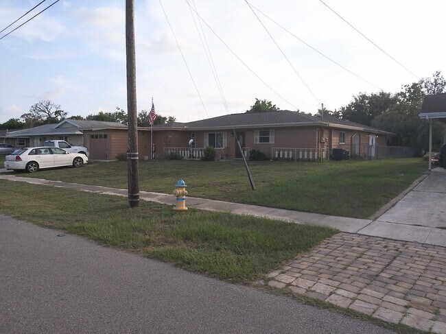 Frente - 6485 Malaluka Rd