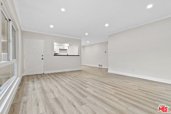 Building Photo - 330 E Dryden St