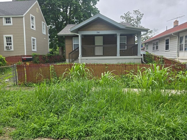 Beautifully Updated 2 bedroom 1 bathroom 776 sq ft home - Beautifully Updated 2 bedroom 1 bathroom 776 sq ft home