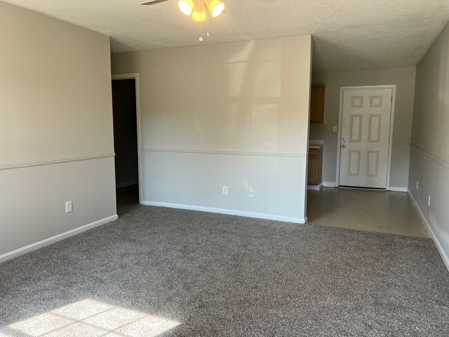 Foto del edificio - 8135-8135 Carlton Trail NW