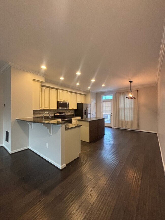 Building Photo - Beautiful Modern 3 Bedroom