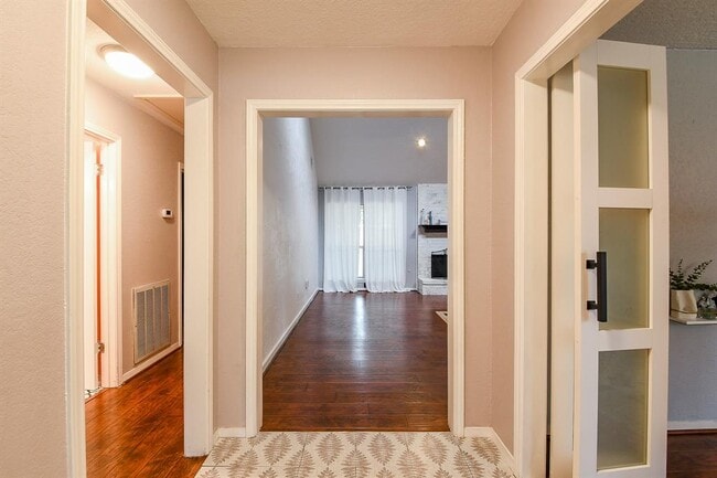 Building Photo - 115 Pine Manor Dr
