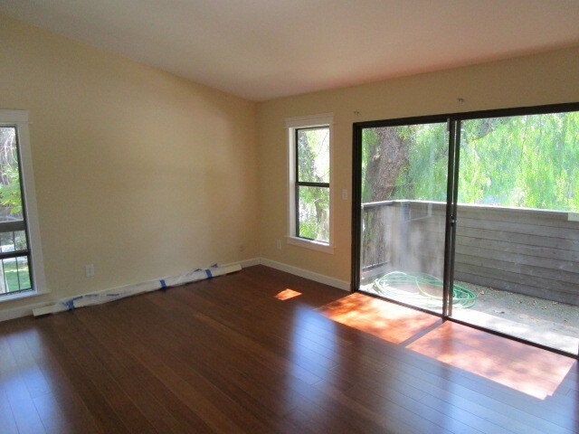 Primary Photo - 7320 Corbin Ave