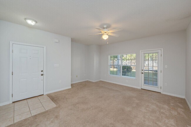 Building Photo - First Floor Oaks Unit!