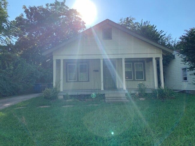 Building Photo - Beautiful 2 Bedroom 1 Bath DUPLEX