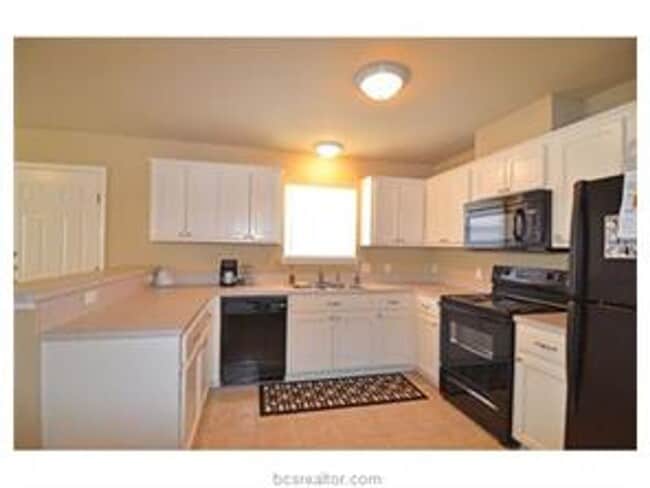 Building Photo - Large 3/2 duplex with large fenced back yard