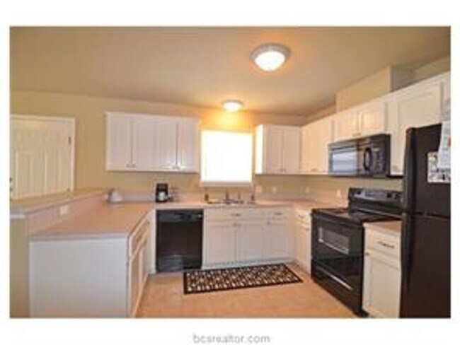 Foto del edificio - Large 3/2 duplex with large fenced back yard