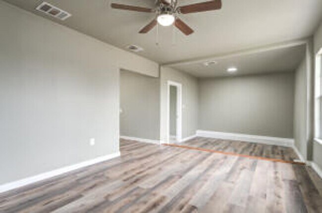 Foto del edificio - 3 bed 1 bath now available near MLK