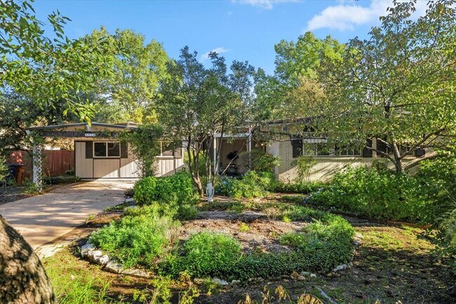 Foto del edificio - 3210 Bruce Dr