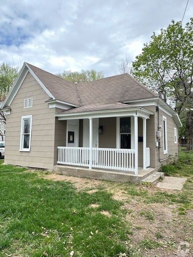 Building Photo - 2216 N Rogers Ave