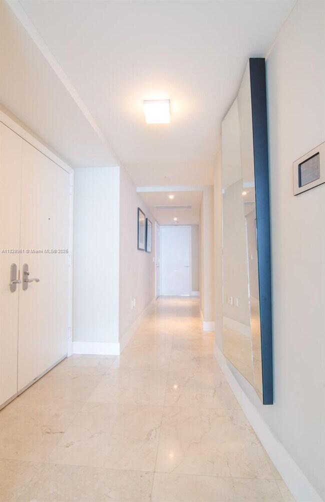 Building Photo - 17001 Collins Ave