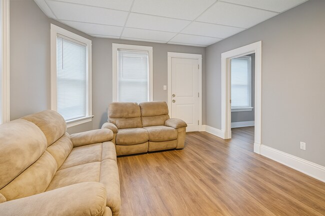 Foto del edificio - Large 2 Bed Lower Unit with Appliances & Garage Space!