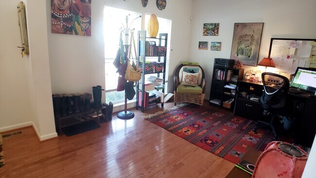 Foto del edificio - 618 Rainier Rd