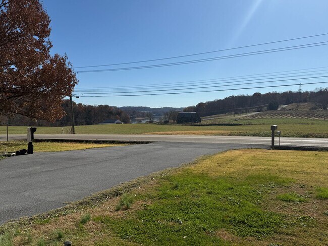 Foto del edificio - Intro to Homesteading! 3/1 furnished Property for rent