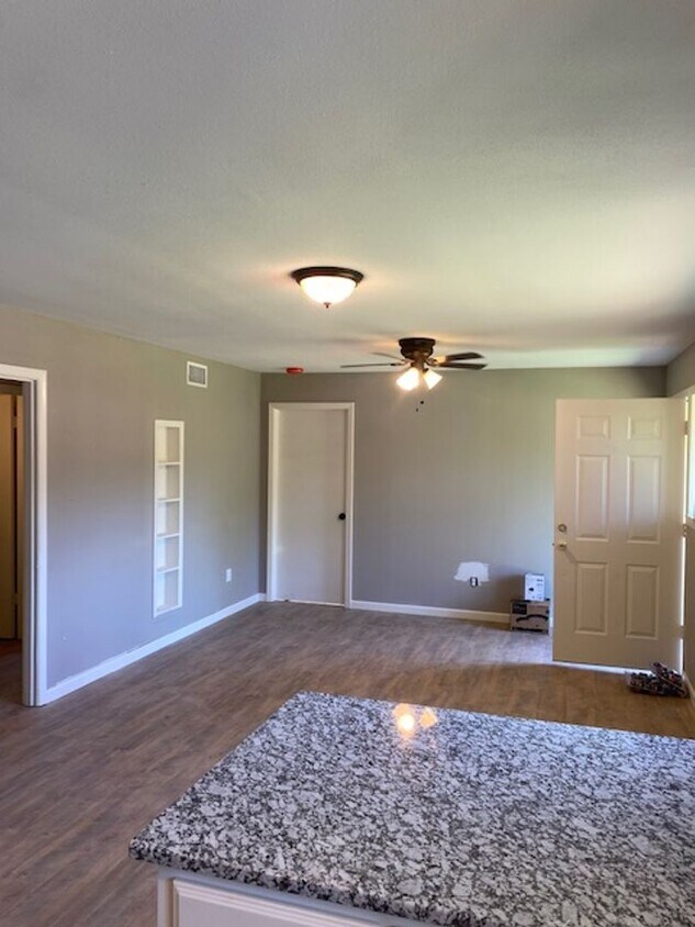 Foto del edificio - 3/2 PTISD FENCED YARD PET FRIENDLY