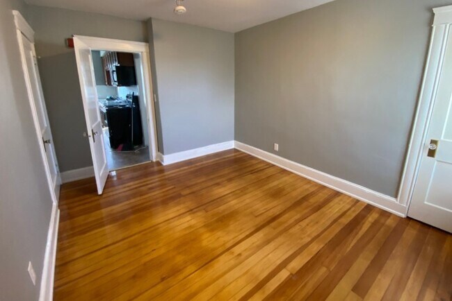 Building Photo - 130 Hatfield St