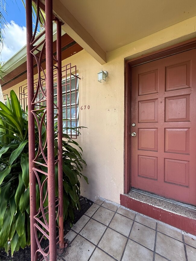 Entry - 670 NE 132nd St Entry - 670 NE 132nd St