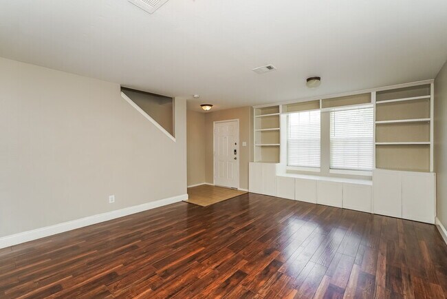 Building Photo - 413 Emerald Creek Dr