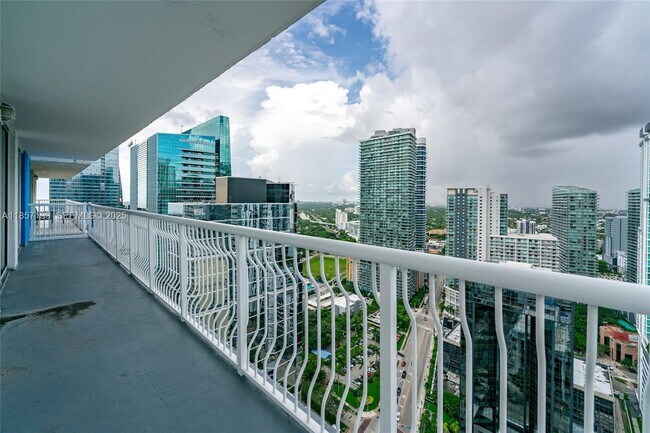 Foto del edificio - 1200 Brickell Bay Dr