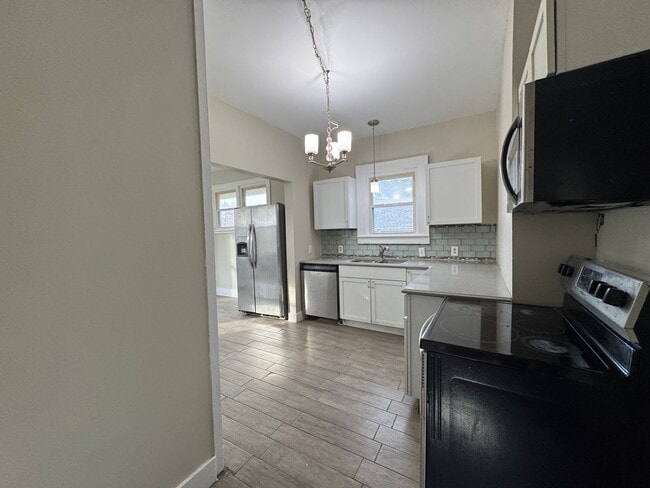 Building Photo - 2 Bedroom Must See!