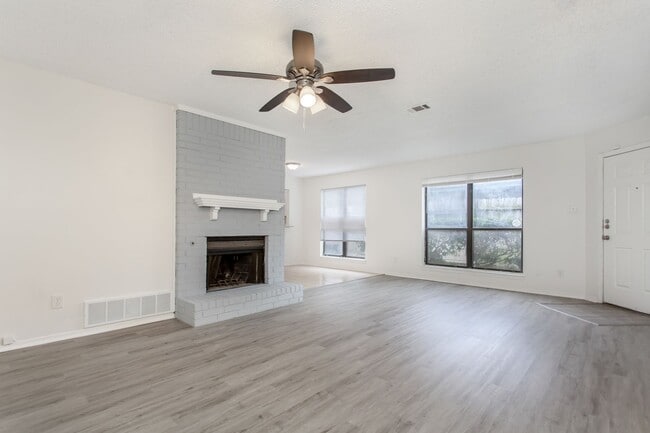 Building Photo - 3 bedroom, 2 bath Duplex in a Secluded Part of Duncanville