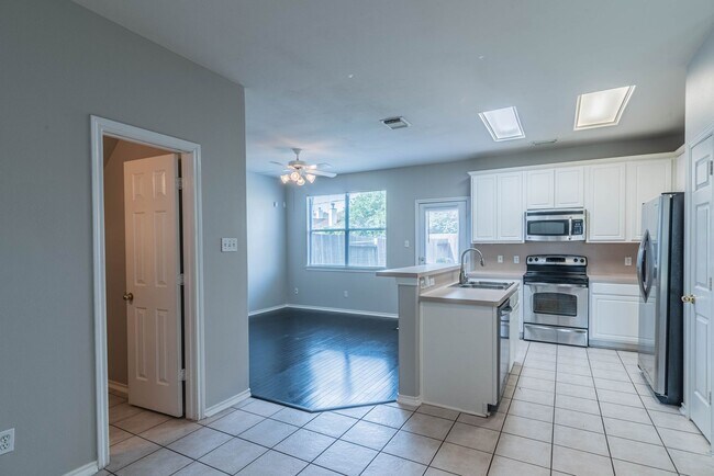 Building Photo - 5707 Vinemont Ln