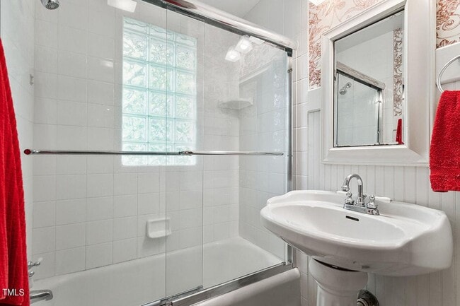 Building Photo - Great half of a duplex!
