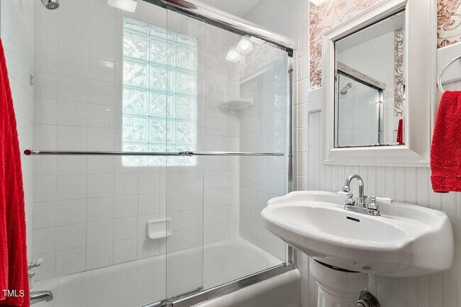Foto del edificio - Great half of a duplex!