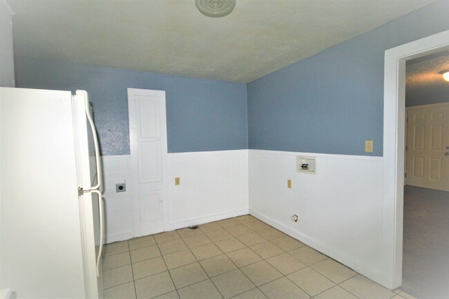 Building Photo - Spacious 2 Bed House! Large backyard!