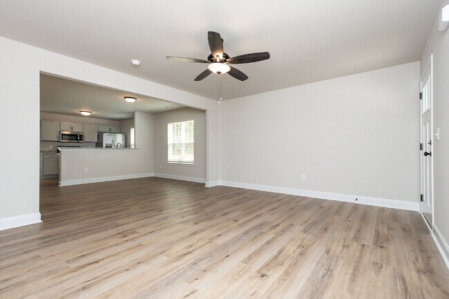 Foto del edificio - *Amazing Lease Offers* Elegant 2BR/2.5BA Townhome minutes from Downtown Greenville and walking di...