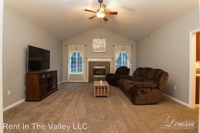 Building Photo - 3 br, 2 bath House - 571 E. Barra Lp