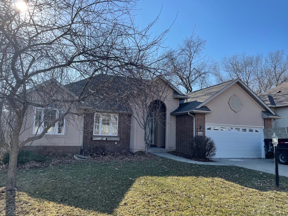 Primary Photo - 910 Forest Edge Dr