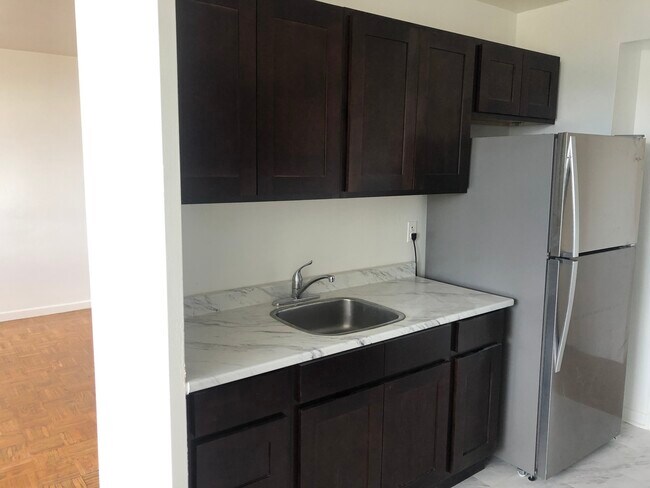 Building Photo - LARGE ONE BED - FAMILY BUILDING