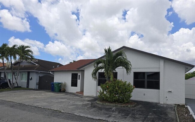 Foto del edificio - 740 SW 99th Ct