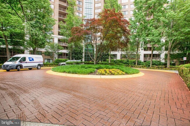 Foto del edificio - 10101 Grosvenor Pl