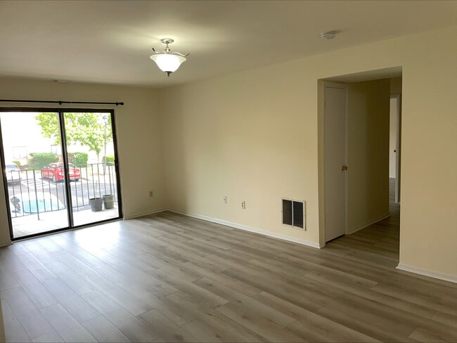 Foto del edificio - 1000 Spring Gate Rd