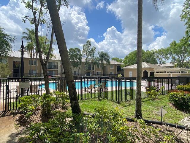 Foto del edificio - 1700 Crestwood Ct S