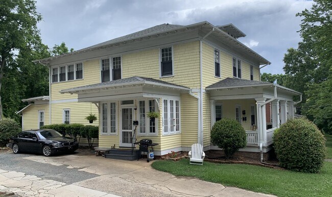 Foto del edificio - 1533 W Northwest Blvd