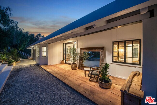 Foto del edificio - 25010 Jim Bridger Rd