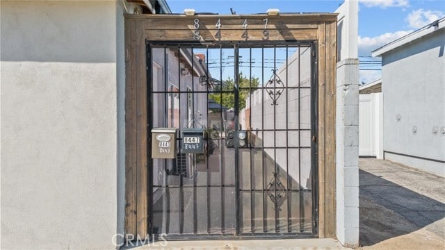 Foto del edificio - 8443 Colbath Ave