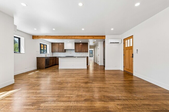Foto del edificio - 669 E 8th Ave