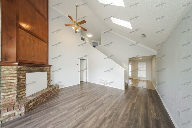 Foto del edificio - 2108 Lakecrest Dr