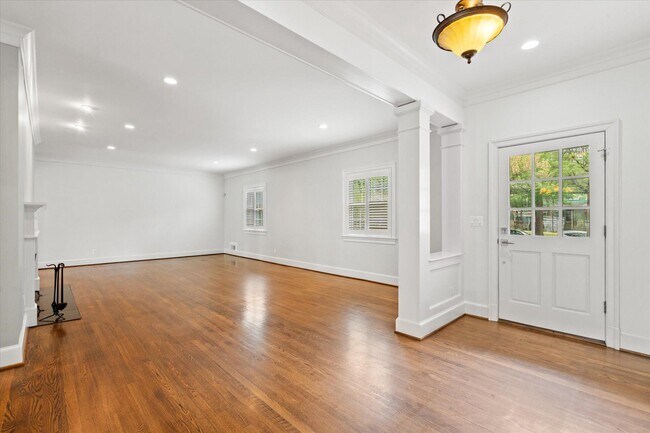 Foto del edificio - 4905 Dorset Ave