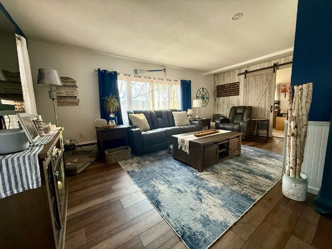 Foto del edificio - Quaint 2 bedroom, plus den, 1 bath on Okauchee Lake Appliances included: Microwave, Stove, Refrig...