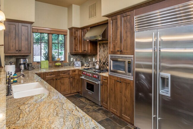 Building Photo - 65690 Adventure Ct