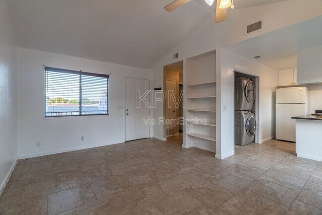 Foto del edificio - 445 Almond Dr