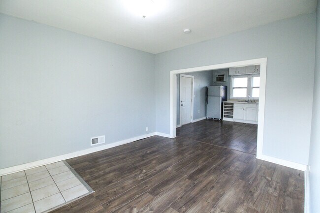 Foto del edificio - 310 W 8th Ave